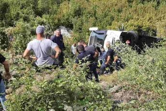 Teška nesreća na Obzovici: Autobus sletio u provaliju, najmanje dvoje poginulih, vozač zadržan u policiji