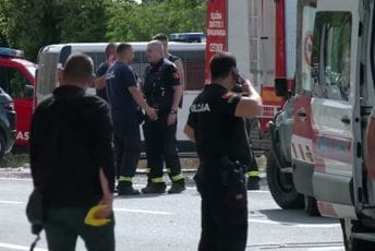 Teška nesreća na Obzovici: Autobus sletio u provaliju, najmanje dvoje poginulih, vozač zadržan u policiji