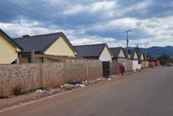 Stanari socijalnih baraka u naselju pod Trebjesom tvrde: Od vlage se urušavaju zidovi, pločice otpadaju Stanari socijalnih baraka u naselju pod Trebjesom tvrde: Od vlage se urušavaju zidovi, pločice otpadaju