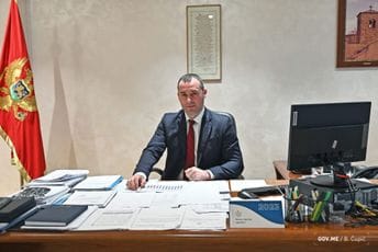 Šćekić: Pokušaj Lazovića da se predstavi kako on sastavlja Vladu i time dodatno rušeći politički ambijent, neće proći