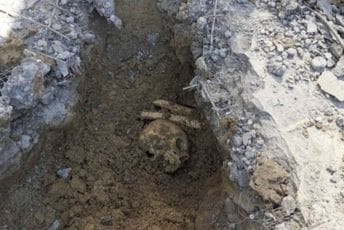 Ljekar iz BiH uzeo posmrtne ostatke srebreničke žrtve i sakrio ih ispod fontane