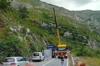 Prekid saobraćaja na putu Kolašin-Podgorica zbog izvlačenja kamiona Prekid saobraćaja na putu Kolašin-Podgorica zbog izvlačenja kamiona