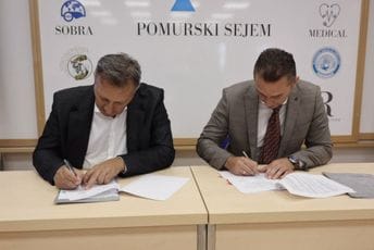 Martić i Kralj potpisali sporazume: Ministarstvo odbrane Slovenije doniraće sedam brodskih topova i 112 salvi Martić i Kralj potpisali sporazume: Ministarstvo odbrane Slovenije doniraće sedam brodskih topova i 112 salvi