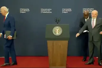 Bajden pravio gafove i na sjednici UN-a: Umalo srušio zastavu Brazila, nije se pozdravio sa Lulom Bajden pravio gafove i na sjednici UN-a: Umalo srušio zastavu Brazila, nije se pozdravio sa Lulom