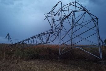 Srbija: Snažna oluja uništila stubove dalekovoda, bez struje oko 11.000 potrošača na teritoriji Šida