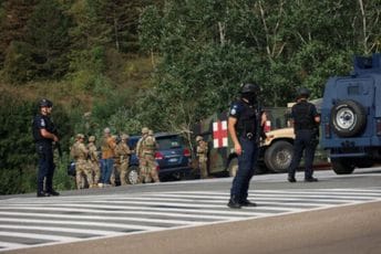 Specijalci kosovske policije blokiraju put ka selu u kojem je ubijen policajac