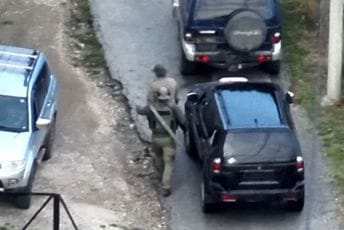 Kosovski ministar: Napadači dobro organizovani, ali se ne zna ko su, imaju zolje i minobacače Kosovski ministar: Napadači dobro organizovani, ali se ne zna ko su, imaju zolje i minobacače