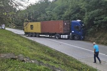 Bijelo Polje: Dvije osobe povrijeđene u sudaru kamiona i auta Bijelo Polje: Dvije osobe povrijeđene u sudaru kamiona i auta