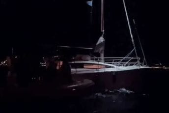 Tivat: Spašena austrijska porodica, jedrilica im se pokvarila tokom sinoćnjeg nevremena Tivat: Spašena austrijska porodica, jedrilica im se pokvarila tokom sinoćnjeg nevremena