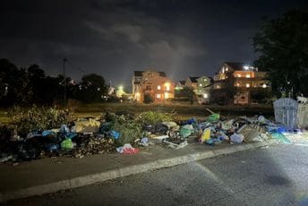 U Zagoriču se ne može proći trotoarom od smeća