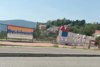 Sa vidikovca u Novom turisti umjesto da fotografišu grad i pučinu, gledaju poruku "Kad se vojska na Kosovo vrati" Sa vidikovca u Novom turisti umjesto da fotografišu grad i pučinu, gledaju poruku "Kad se vojska na Kosovo vrati"