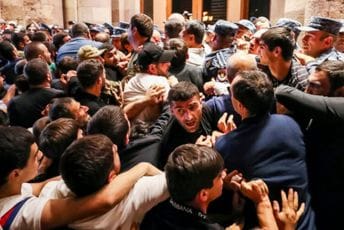 Haos u Jerevanu: Policija privela 140 demonstranata, tražili ostavku Pašinjana zbog Karabaha