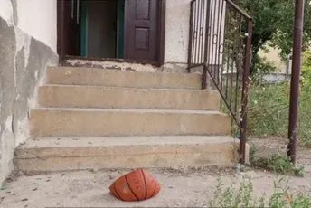Bursać: Isječena košarkaška lopta ostavljena ispred kuće Edina Salaharevića zaziva novi genocid