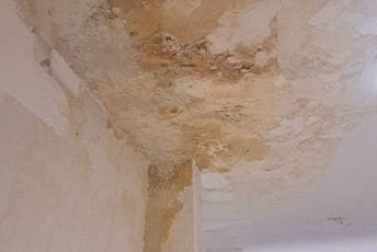 Dok se čeka MKI, kišnica već pronašla put do učionica Dok se čeka MKI, kišnica već pronašla put do učionica