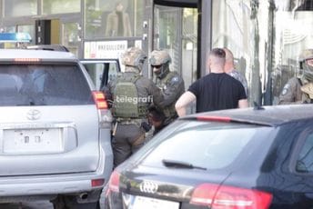 Priština: Trojici osumnjičenih napadača određen pritvor od 30 dana, advokat najavljuje žalbu Priština: Trojici osumnjičenih napadača određen pritvor od 30 dana, advokat najavljuje žalbu