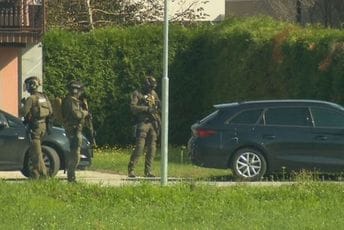 Drama u Sloveniji: Muškarac već satima puca na policiju, navodno u kući drži najmanje jednog taoca
