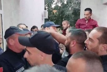 (VIDEO) Policija intervenisala na protestu ispred nikšićke bolnice (VIDEO) Policija intervenisala na protestu ispred nikšićke bolnice