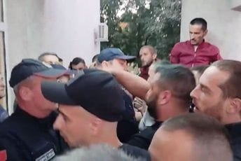 (VIDEO) Policija intervenisala na protestu ispred nikšićke bolnice