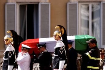 Sahranjen Đorđo Napolitano, prisustvovali Makron i Meloni Sahranjen Đorđo Napolitano, prisustvovali Makron i Meloni