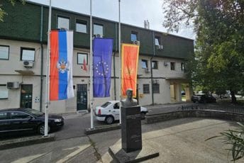 Zbog Dana žalosti u Srbiji: Ispred Opštine Zeta zastave na pola jarbola Zbog Dana žalosti u Srbiji: Ispred Opštine Zeta zastave na pola jarbola