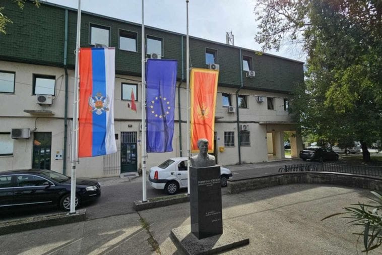 Zbog Dana žalosti u Srbiji: Ispred Opštine Zeta zastave na pola jarbola Zbog Dana žalosti u Srbiji: Ispred Opštine Zeta zastave na pola jarbola
