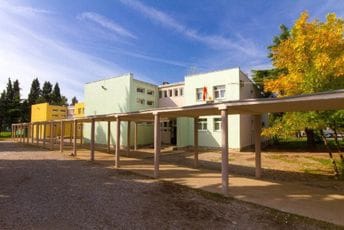 Incident u dvorištu podgoričke škole "Vuk Karadžić": Dijete tokom odmora fizički napao roditelj  učenika