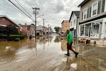 Potpuni kolaps u Njujorku: Poplavljene škole i aerodromi, ljudi zaglavljeni u automobilima