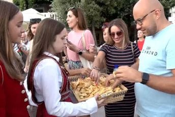 Prva Petrovačka lignjada: Podijeljeno više od 400 kilograma prženih liganja