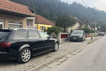 Saobraćajni haos u Bijelom Polju: Automobili zauzeli trotoare, djeca ne mogu do škola Saobraćajni haos u Bijelom Polju: Automobili zauzeli trotoare, djeca ne mogu do škola