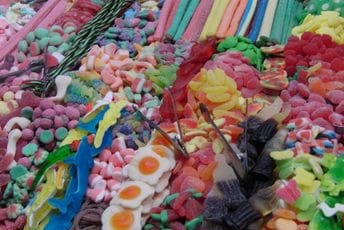 Hospitalizovano više od 60 djece : Pojeli slatkiše od kanabisa u duginim bojama