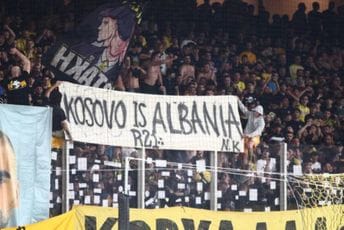 Navijači AEK-a sinoć istakli transparent "Kosovo je Albanija" Navijači AEK-a sinoć istakli transparent "Kosovo je Albanija"