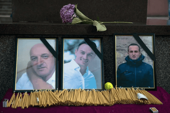 Srpska fabrika mitova radi u tri smjene Srpska fabrika mitova radi u tri smjene