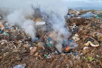 (FOTO) Ponovo se širi dim sa Deponije "Livade"