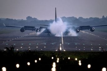 Vatra na parkingu napravila haos: Obustavljeni letovi na aerodromu u Londonu Vatra na parkingu napravila haos: Obustavljeni letovi na aerodromu u Londonu