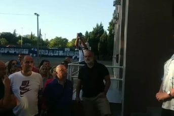 Protest roditelja ispred podgoričke OŠ ,,Milorad Musa Burzan": Ne žele problematičnog učenika u odjeljenju Protest roditelja ispred podgoričke OŠ ,,Milorad Musa Burzan": Ne žele problematičnog učenika u odjeljenju