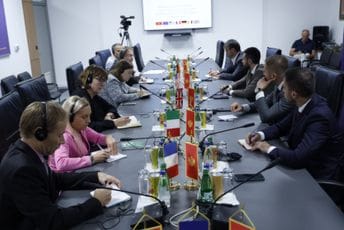 Lideri opozicije sa ambasadorima Kvinte: "Opasnost prijeti Crnoj Gori" Lideri opozicije sa ambasadorima Kvinte: "Opasnost prijeti Crnoj Gori"