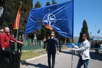 Ukinuto rješenje kojim je Milačić kažnjen zbog paljenja NATO zastave Ukinuto rješenje kojim je Milačić kažnjen zbog paljenja NATO zastave