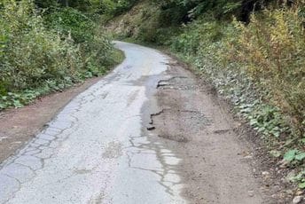 Stanovnici andrijevačkih sela taže da se spriječi devastacija puta koji vodi ka Gradišnjici Stanovnici andrijevačkih sela taže da se spriječi devastacija puta koji vodi ka Gradišnjici