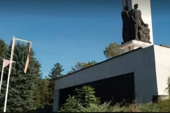 Pljevlja: Još nijesu zamijenjene poderane zastave na spomeniku palim borcima na Stražici Pljevlja: Još nijesu zamijenjene poderane zastave na spomeniku palim borcima na Stražici