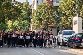 (FOTO/VIDEO) "Da se ne ponovi, da se ne zaboravi": Protestna šetnja zbog masakra na Cetinju