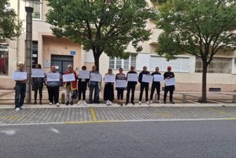 Grupa građana i danas ispred Vlade: Od suverenističkih stranaka traže da im se priključe sa članstvom Grupa građana i danas ispred Vlade: Od suverenističkih stranaka traže da im se priključe sa članstvom