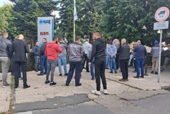 Radnici Željezare okupili se ispred EPCG: Nijesu dobili plate, kažu kako su ogorčeni