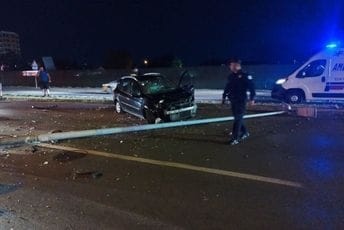 Udes na Starom aerodromu: Kolima oborila stub ulične rasvjete Udes na Starom aerodromu: Kolima oborila stub ulične rasvjete