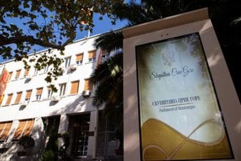 Ispred Skupštine Crne Gore postavljena interaktivna tabla Ispred Skupštine Crne Gore postavljena interaktivna tabla