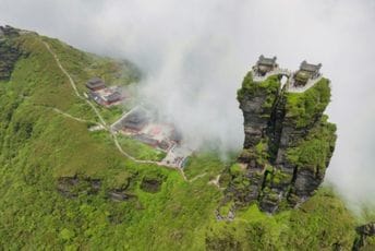 Zapanjujuća lokacija budističkog hrama: Vrh do kojeg vodi više od 8.000 stepenica Zapanjujuća lokacija budističkog hrama: Vrh do kojeg vodi više od 8.000 stepenica