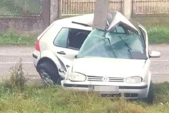 Automobil "zagrlio" betonski stub: Tinejdžer izgubio kontrolu u krivini Automobil "zagrlio" betonski stub: Tinejdžer izgubio kontrolu u krivini