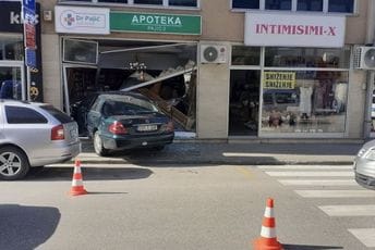 Usljed prebrze vožnje zabio se u izlog apoteke Usljed prebrze vožnje zabio se u izlog apoteke