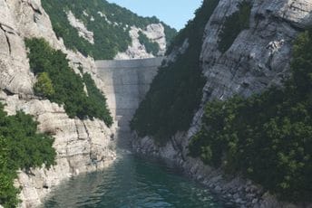 UNESCO poziva Vladu Crne Gore na oprez: Hidroelektrana na Rijeci Komarnica može ozbiljno da ugrozi Svjetsku prirodnu baštinu UNESCO poziva Vladu Crne Gore na oprez: Hidroelektrana na Rijeci Komarnica može ozbiljno da ugrozi Svjetsku prirodnu baštinu