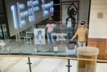 Uhapšen "maneken" iz izloga: Pretvarao se da je lutka da bi krao nakit Uhapšen "maneken" iz izloga: Pretvarao se da je lutka da bi krao nakit