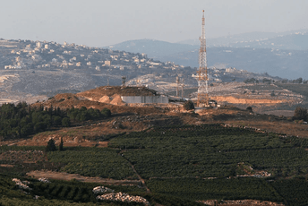 Izraelci naredili evakuaciju grada u blizini libanske granice Pogled na naselje Kiryat Shmona iz sela Al-Adaysah na libanskoj granici